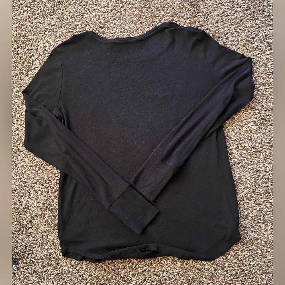 Athleta 
Women’s 
Small
Black
Long Sleeve Black T-Shirt
EUC - Picture 2 of 11